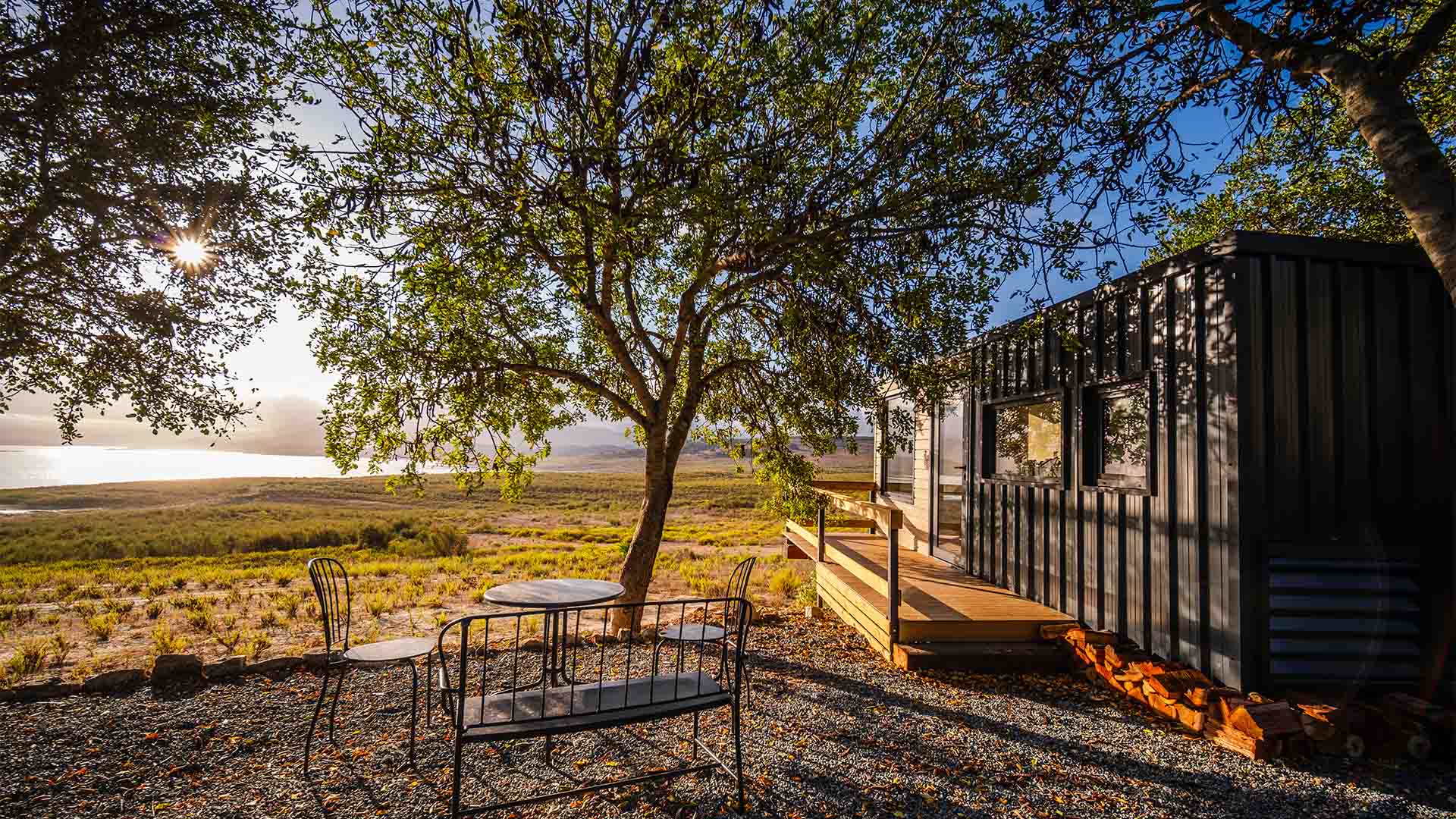 Interior cabaña Nomading Cádiz ventanales